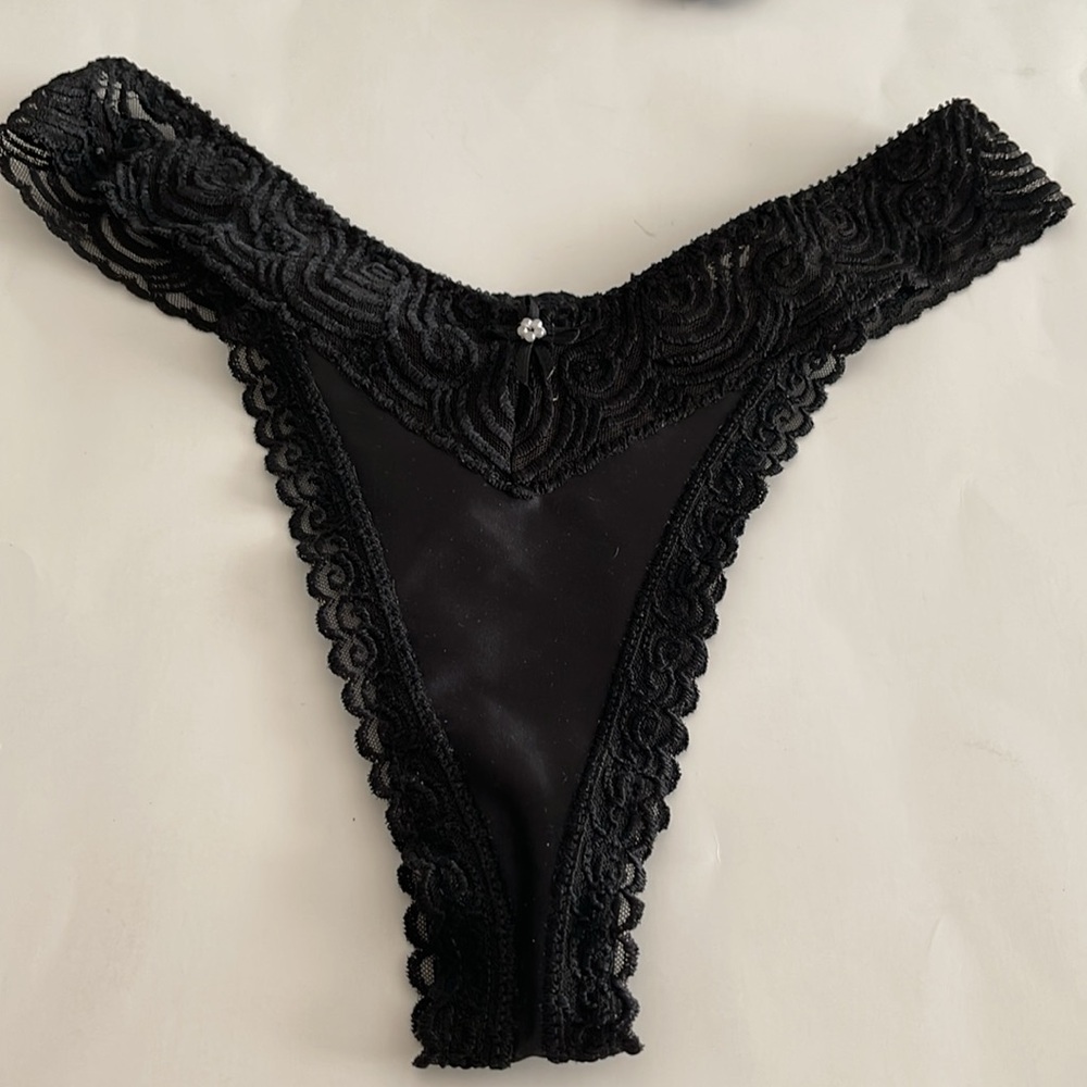 LOU Black Lace Thong with Ribbon & Pearl Flower Detail – Made in France